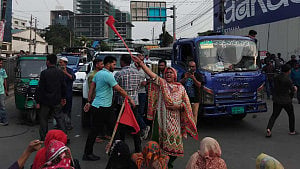 নাসা গ্রুপের শ্রমিকরা রাস্তায়, মহাখালীতে যান চলাচল বন্ধ