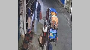 বাড়ির ফটকে ছিনতাই: ‘জড়িতরা থাকে নারায়ণগঞ্জ, লুটপাট করে ঢাকায়’