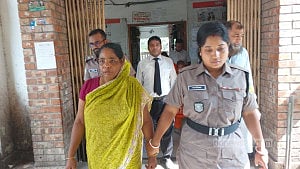 চেক ডিজঅনার মামলায় প্রক্সি দেওয়া মনোয়ারা রিমান্ডে