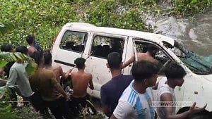 মুন্সীগঞ্জে নিয়ন্ত্রণ হারিয়ে মাইক্রোবাস খালে, নারী নিহত
