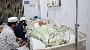 বাড়ির সীমানার বিরোধে বেতারের সাবেক ক্বারির পা ভেঙে দিল প্রতিপক্ষ, গ্রেপ্তার ১