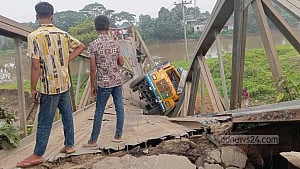 ট্রাকসহ বেইলি সেতু ধসে ধোবাউড়ার সঙ্গে ময়মনসিংহের যোগাযোগ বিচ্ছিন্ন
