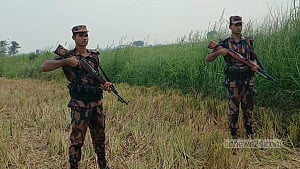নওগাঁয় ৯ জনকে পুশ ইনের চেষ্টা, বিজিবির বাধায় শূন্য রেখায় অবস্থান