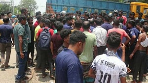 নওগাঁয় বাসের ধাক্কায় ইজিবাইকের যাত্রী নিহত, সড়ক অবরোধ