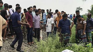 নওগাঁয় রেললাইনের পাশে পড়েছিল শিক্ষকের লাশ, স্বজনদের দাবি হত্যা