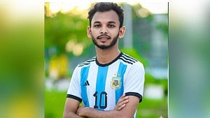 ব্রাজিল সমর্থককে আর্জেন্টিনার জার্সি পরিয়ে প্রচার, আইনি নোটিশ