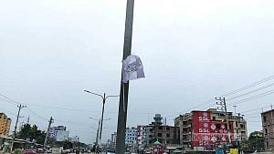 নারায়ণগঞ্জে সড়কের লাইট পোস্টে ঝুলছে ‘কালেমা খচিত পতাকা’