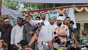 ছাত্রদলের হামলায় ভাঙা মঞ্চে দাঁড়িয়ে নাসীরুদ্দীন বললেন, ‘সন্ত্রাসী শায়েস্তা করতে জানি’
