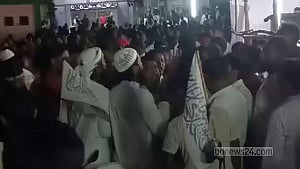 কালেমাখচিত পতাকা নিয়ে ওরশে ‘তৌহিদী জনতার’ বাধা, হাতাহাতি