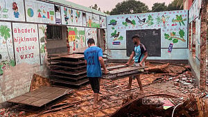 নরসিংদীতে নিলাম ছাড়া স্কুল ভবন ভাঙা ও মালামাল বিক্রির অভিযোগ