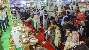 চেনা-অচেনা শতাধিক ফলের সমাহার জাতীয় ফল মেলায়