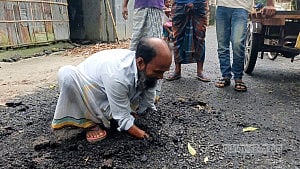 নীলফামারীতে হাতের ঘষাতেই উঠে যাচ্ছে সদ্যনির্মিত রাস্তার পিচ