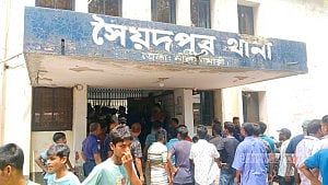 সৈয়দপুরে পেট্রোলের আগুনে বৃদ্ধ নিহত: মামলা না নেওয়ায় লাশ নিয়ে বিক্ষোভ