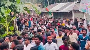 নোয়াখালীতে পুলিশের বাধা উপেক্ষা করে ছাত্রলীগের মিছিল