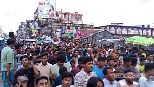 নোয়াখালীতে ‘মাদক ব্যবসায় বাধা দেওয়ায়’ স্কুলছাত্র খুন, লাশ নিয়ে বিক্ষোভ