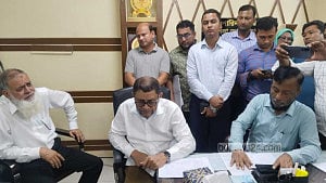 নোয়াখালী হাসপাতাল পরিদর্শনে স্বাস্থ্যমন্ত্রী, নোংরা পরিবেশ দেখে তত্ত্বাবধায়ক প্রত্যাহার