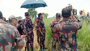 নওগাঁয় ১৯ ঘণ্টা পর শূন্য রেখায় থাকা ১৭ জনকে ফিরিয়ে নিল বিএসএফ