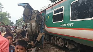 চট্টগ্রামে পাহাড়িকা এক্সপ্রেসের সঙ্গে ট্রাকের সংঘর্ষ, দেড় ঘণ্টা ট্রেন চলাচল বন্ধ
