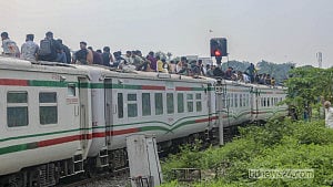 কমলাপুরে শেষ কর্মদিবসের ছাপ