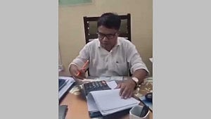 ক্যালকুলেটর চেপে ‘কমিশনের হিসাব’, দেবীগঞ্জের পিআইওকে প্রত্যাহার