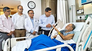 রফিকুল ইসলাম মিয়ার স্বাস্থ্যের খোঁজ নিলেন প্রধানমন্ত্রী