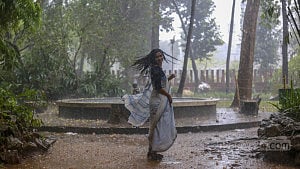 বৃষ্টিতে ভিজতে কেন এত ভালো লাগে?