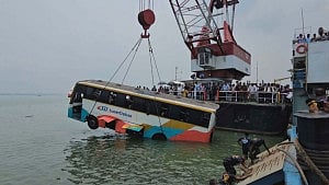 নদীতে পড়া বাসের যাত্রীদের নামানো হয়েছিল আগেই: নৌপুলিশ