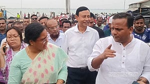 ফেরিতে ওঠার আগে বাস থেকে যাত্রী নামানোর নির্দেশ কার্যকর হওয়ায় বড় দুর্ঘটনা এড়ানো গেছে: প্রতিমন্ত্রী