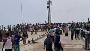 দৌলতদিয়া ফেরিঘাটে আবারও বাস পড়ল নদীতে
