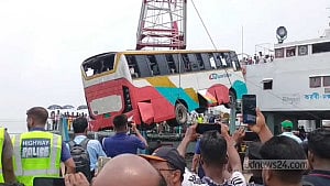 দৌলতিদিয়া ঘাটে পড়ে যাওয়া বাসটি উদ্ধার, হতাহত নেই