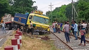 রাজবাড়ী‌তে ব্যারিয়ার ভেঙে রেলপথে ট্রাক, ৬ ঘণ্টা পর রেললাইন সচল