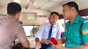 পরীক্ষা দিতে আসা ছাত্রলীগ নেতাকে ধরে পুলিশে দিলেন শিক্ষার্থীরা