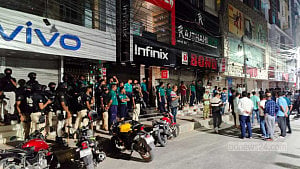 রাজশাহীতে ডিবির অভিযান, ছাদ থেকে লাফিয়ে আহত স্বেচ্ছাসেবক দল নেতা
