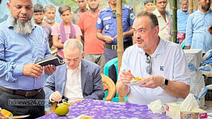 আম খেতে রাজশাহীর বানেশ্বর হাটে মার্কিন রাষ্ট্রদূত