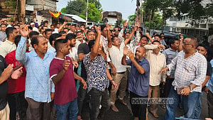 রাঙামাটিতে দীপেন দেওয়ানের পদত্যাগপত্র প্রত্যাহারের দাবিতে সড়ক অবরোধ