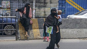 মহাসড়কে রাস্তা পারাপারে ঝুঁকি