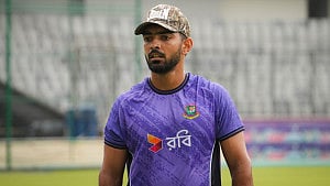 দল জিতছে, তবে সাইফ ধুঁকছেন, জমছে না শুরুর জুটি