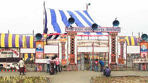 রঙিন তাঁবুর ভেতরে সার্কাস শিল্পীদের অনিশ্চয়তার জীবন