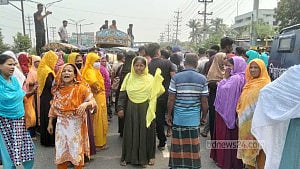 সাভারে আল-মুসলিম গ্রুপের ছাঁটাই হওয়া শ্রমিকদের দেড় ঘণ্টার অবরোধ