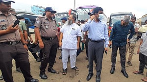 সায়দাবাদ বাসস্ট্যান্ডে ডিএসসিসির অভিযান, পরিত্যক্ত বাস অপসারণ ও জরিমানা