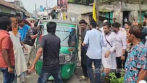 শরীয়তপুরে স্কুলের ফটকে প্রধান শিক্ষককে পিটুনি, ভিডিও ভাইরাল