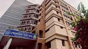 ছিনতাইকারী ধরতে গিয়ে ছুরিকাঘাতে দুই পুলিশ সদস্য আহত, আটক ২
