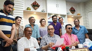 শিল্পী সমিতির নির্বাচন: ‘শর্ত ভেঙে’ প্রার্থীদের কারো স্ত্রী, কারো মেয়ের সদস্যপদ পাওয়ার অভিযোগ