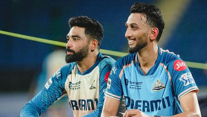 সিরাজকে সরিয়ে প্রাসিধকে নিল ভারত