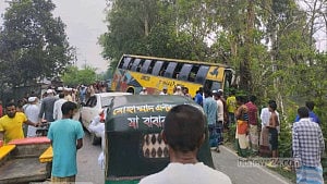 সিরাজগঞ্জে নিয়ন্ত্রণ হারানো অটোভ্যানে বাসের চাপা, দম্পতিসহ নিহত ৩