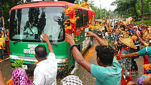 সিলেটে বৃষ্টিতে ভিজে ফুল ছিটিয়ে প্রধানমন্ত্রীকে স্বাগত জানান চা শ্রমিকরা