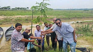 সিলেটের পর্যটনকেন্দ্র রাতারগুলে বৃক্ষরোপণ ও প্লাস্টিক বর্জ্য অপসারণ