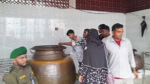 প্রথা ভেঙে শাহজালাল মাজারে দানের টাকা গণনা, উপস্থিত ছিলেন সারওয়ার আলম