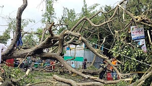 কয়েক মিনিটের ঝড়ে তছনছ কালিহাতীর এক বাজার
