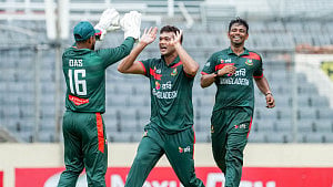 বাংলাদেশের পেস আক্রমণকে বিশ্বের সেরা তিনে রাখছেন তাসকিন